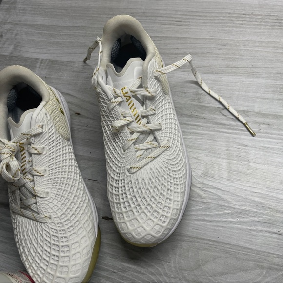 Under Armour UA Glyde 2 MT White Gold Softball Cleats Women’s size 7 - Picture 15 of 15